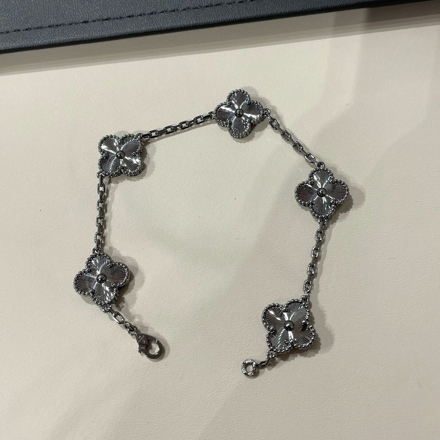 [Kismet Jewels ]CLOVER 5 MOTIF BLACK BRACELET