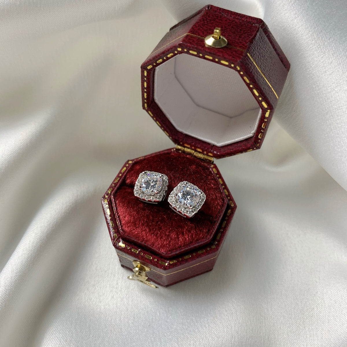 [Kismet Jewels ]Classic Round Center Stone Stud Earrings
