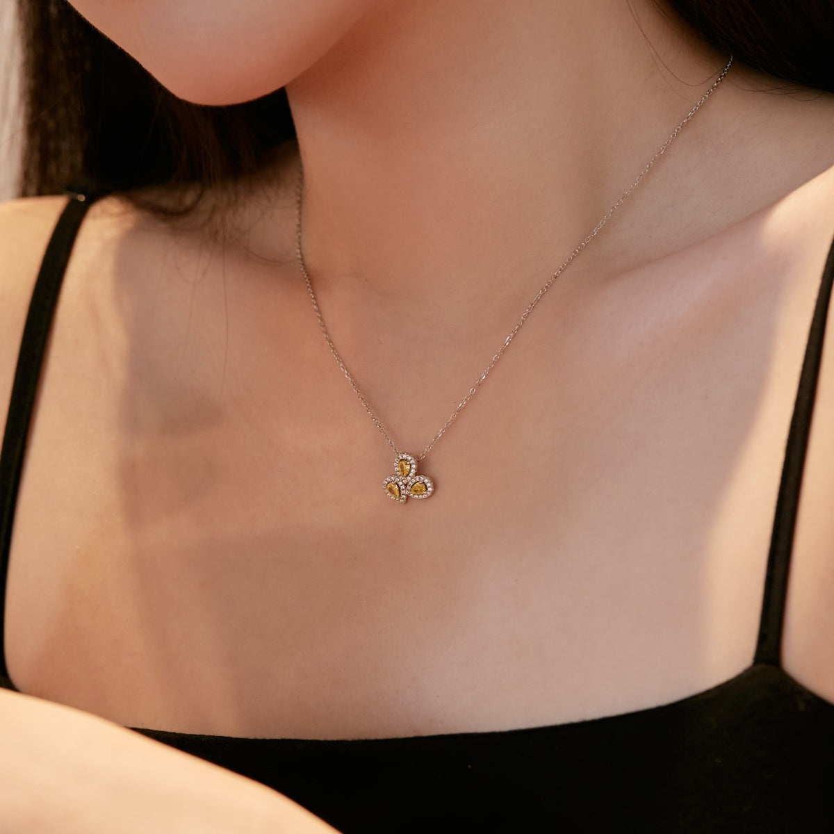 [Kismet Jewels ]Elegant Flower Shape Pear Cut Necklace