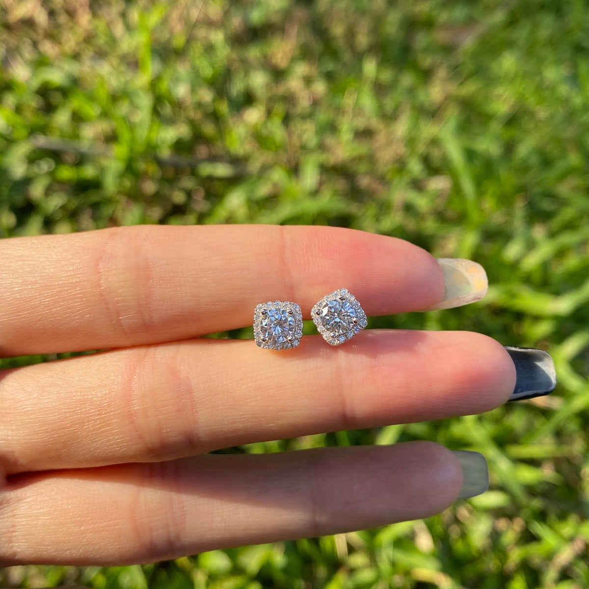 [Kismet Jewels ]Classic Round Center Stone Stud Earrings