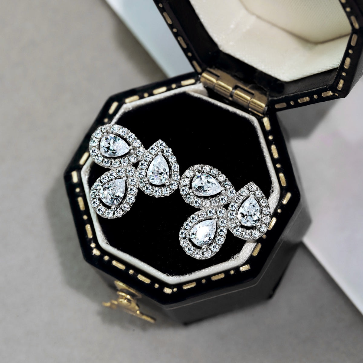 [Kismet Jewels ]Ornate Flower Shape Pear Cut Lover Earrings