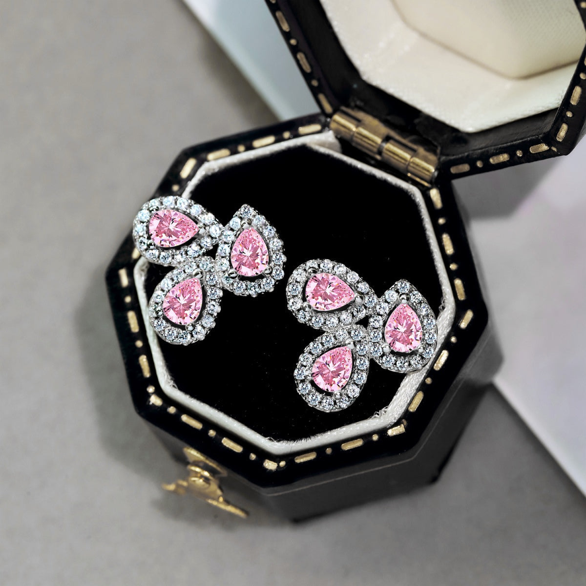[Kismet Jewels ]Ornate Flower Shape Pear Cut Lover Earrings
