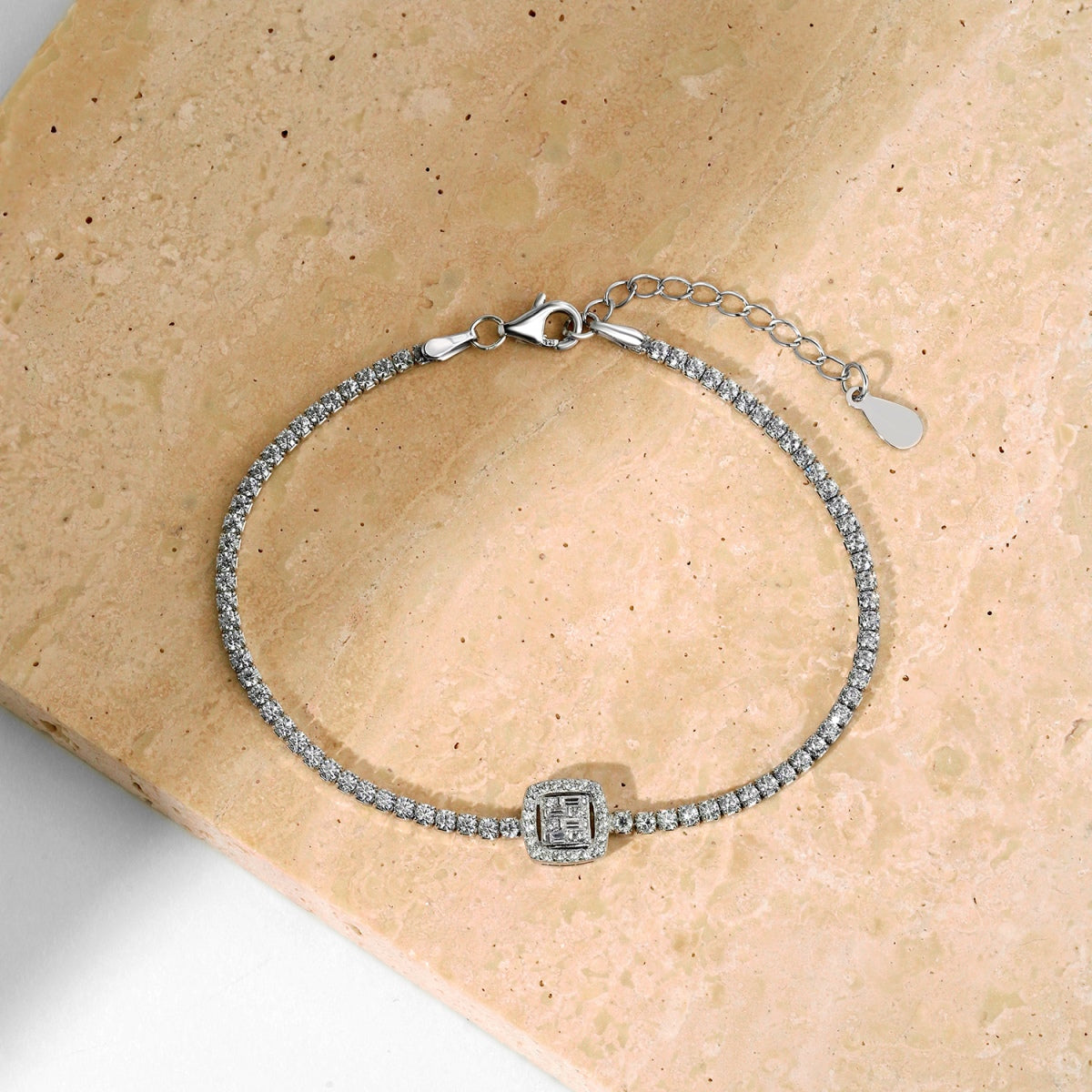 [Kismet Jewels ]Luxurious Dazzling Square Shape Banquet Bracelet