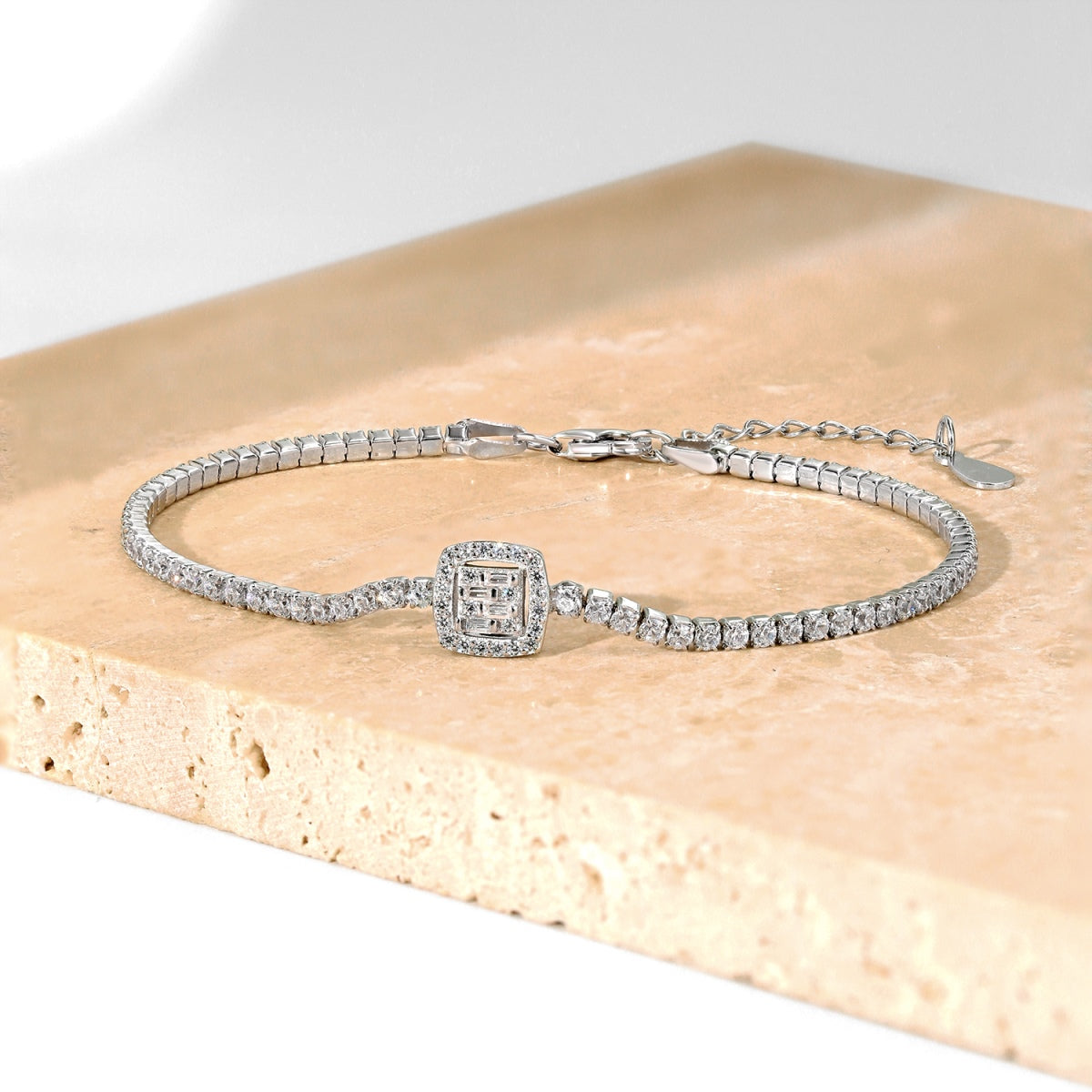 [Kismet Jewels ]Luxurious Dazzling Square Shape Banquet Bracelet