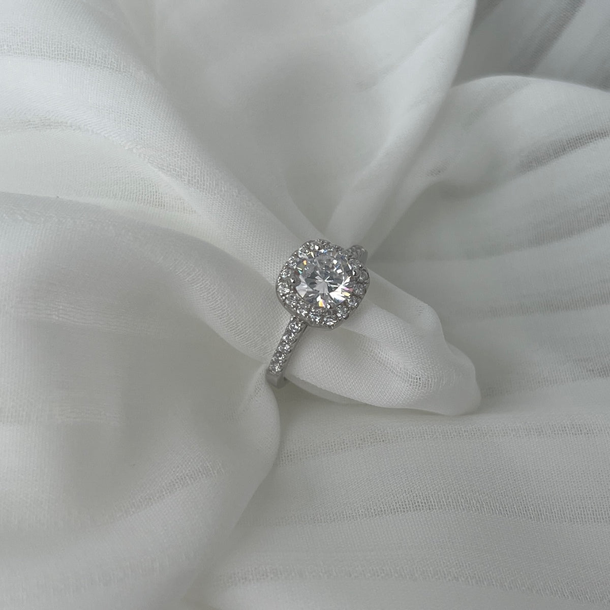 [Kismet Jewels ]Dazzling Resplendent Round Cut Wedding Ring