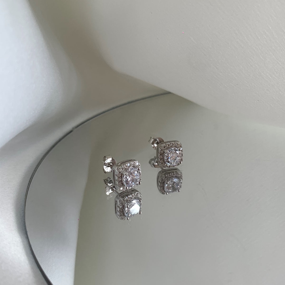 [Kismet Jewels ]Classic Round Center Stone Stud Earrings