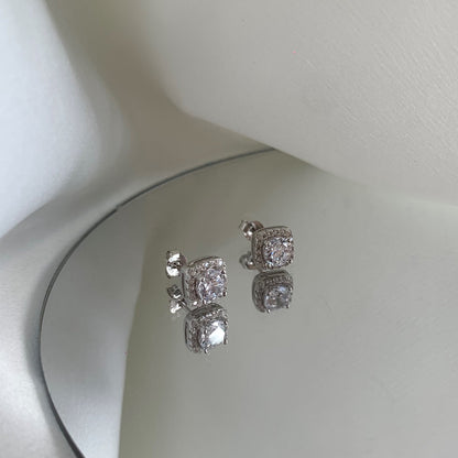 [Kismet Jewels ]Classic Round Center Stone Stud Earrings