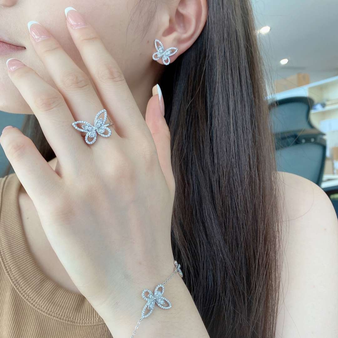 [Kismet Jewels ]Delicate Butterfly Pendant Bracelet