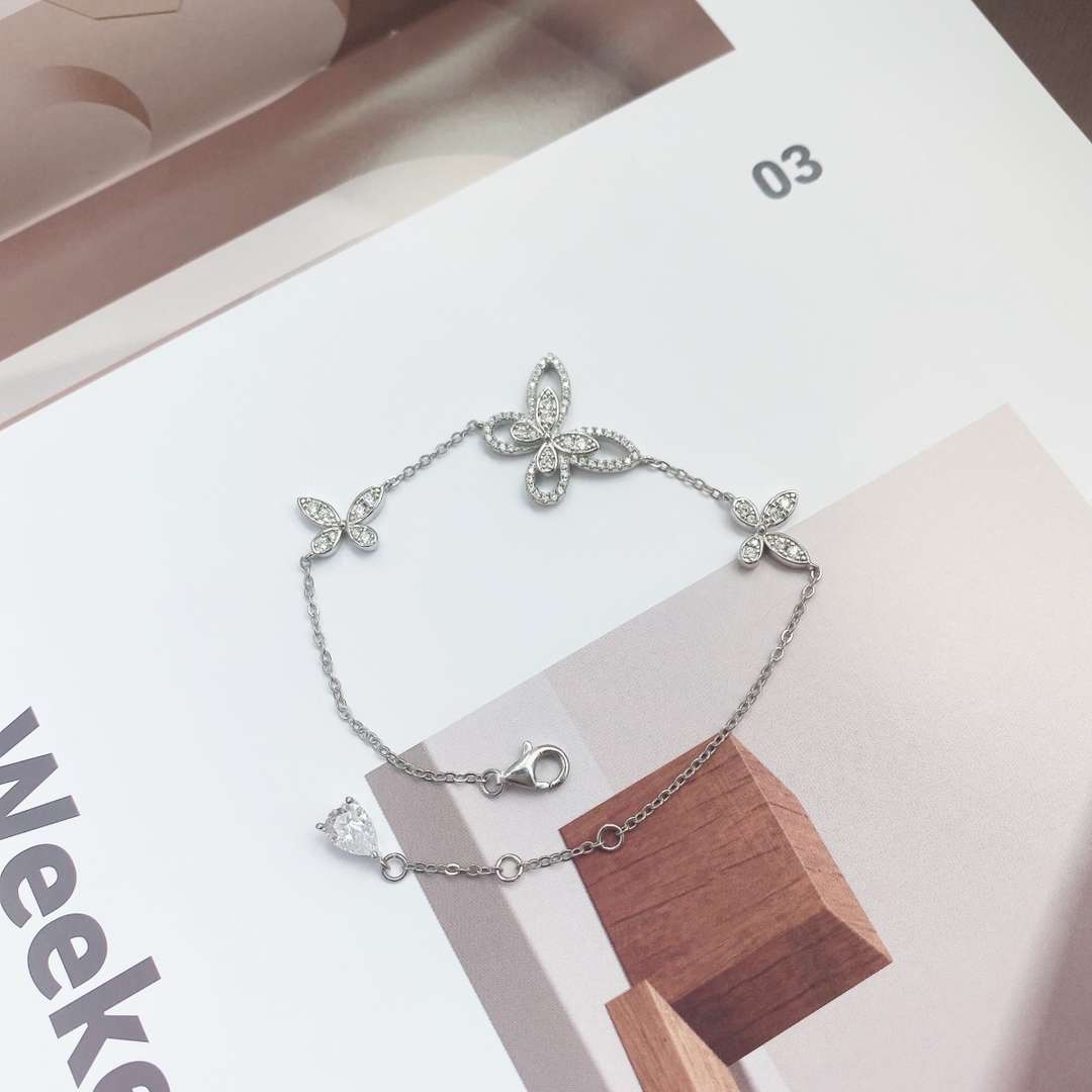 [Kismet Jewels ]Delicate Butterfly Pendant Bracelet