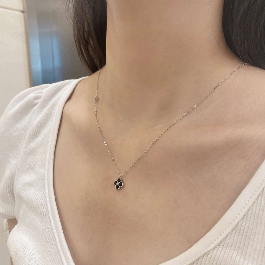 [Kismet Jewels ]Delicate Flower Shape Necklace