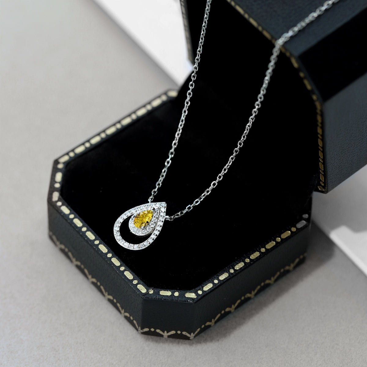 [Kismet Jewels ]Sparkling Pear Cut Necklace