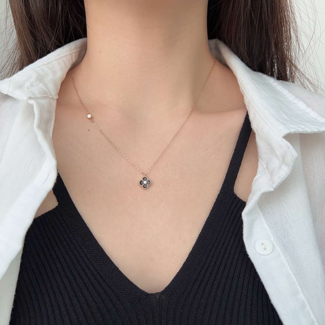[Kismet Jewels ]Delicate Flower Shape Necklace