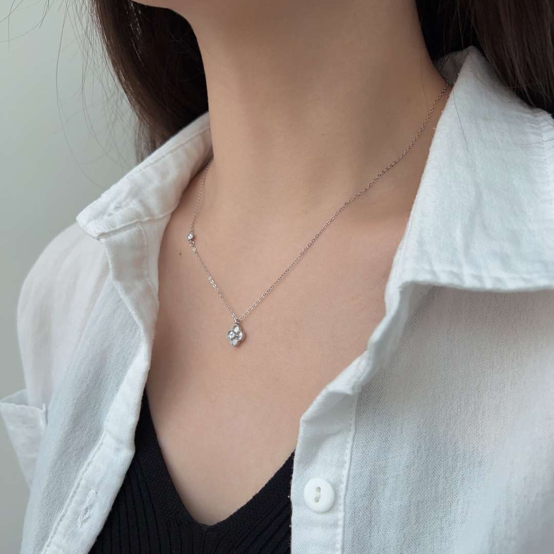 [Kismet Jewels ]Delicate Flower Shape Necklace
