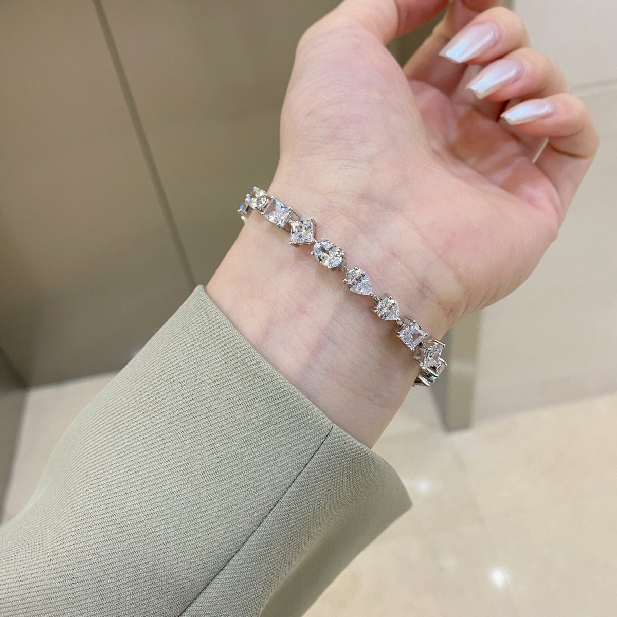 [Kismet Jewels ]Unique Exquisite Multi Cut Daily Bracelet