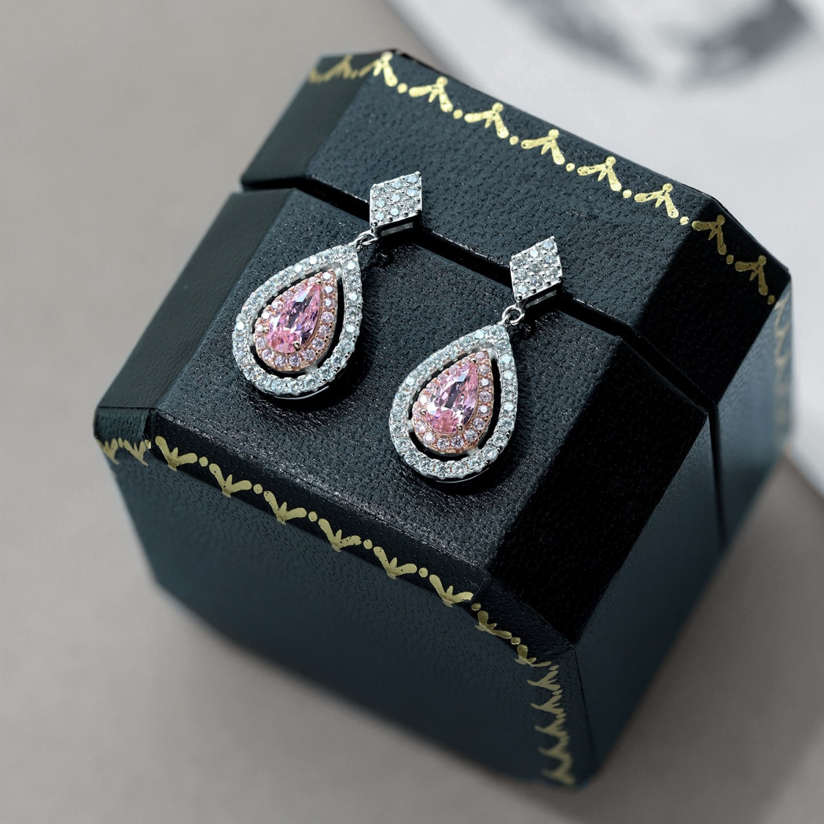 [Kismet Jewels ]Ornate Delicate Water Drop Shape Banquet Earrings