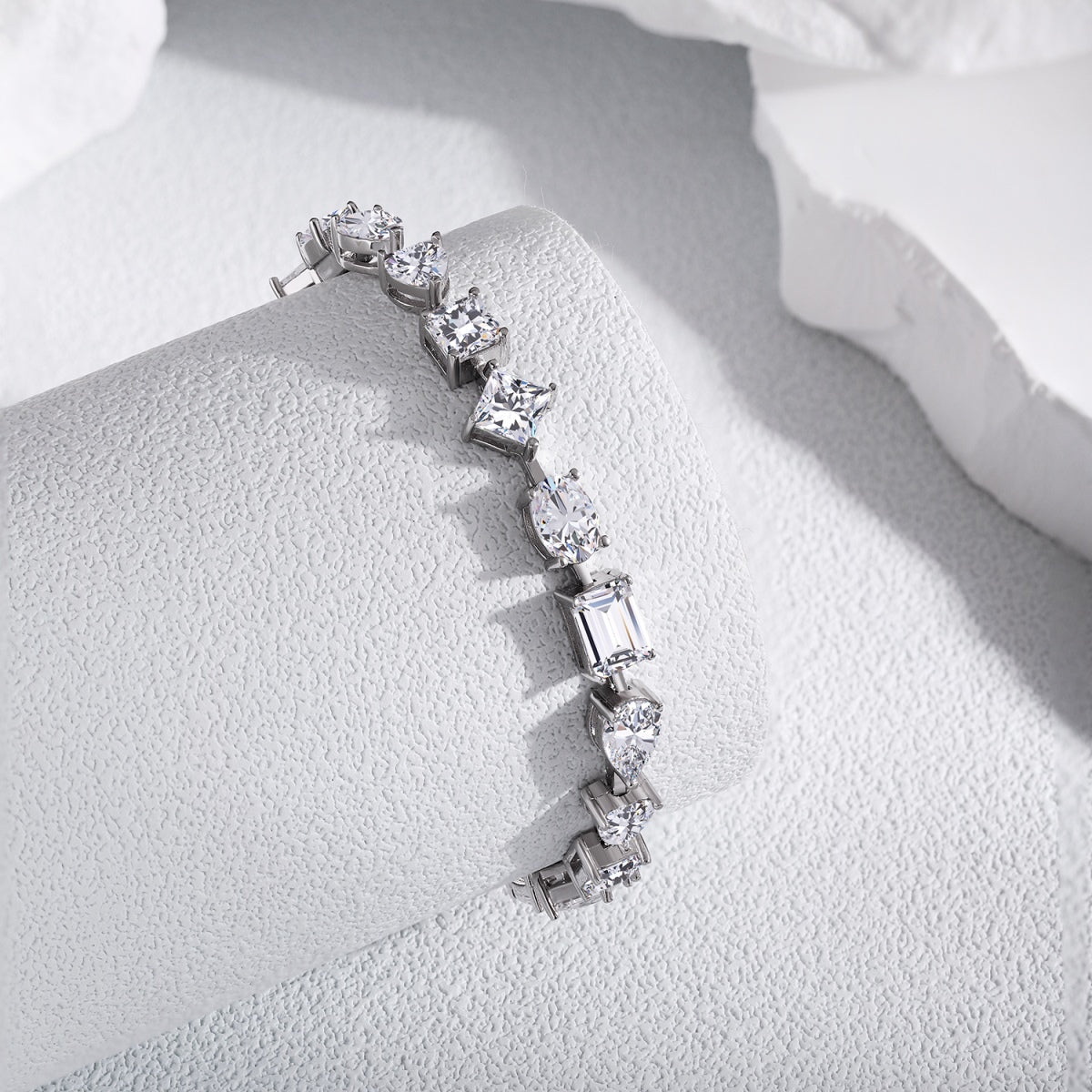 [Kismet Jewels ]Unique Exquisite Multi Cut Daily Bracelet