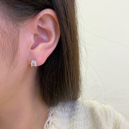 [Kismet Jewels ]Stylish Shiny Rectangular Center Stone Stud Earrings
