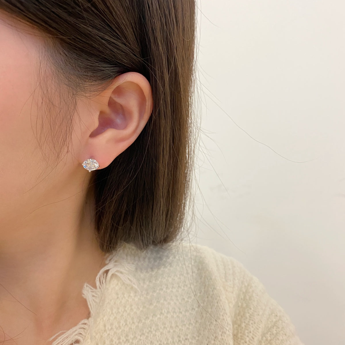 [Kismet Jewels ]Stylish Shiny Round Center Stone Stud Earrings