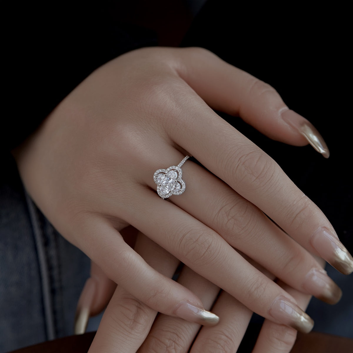 [Kismet Jewels ]Luxurious Eternity Flower Shape Banquet Ring