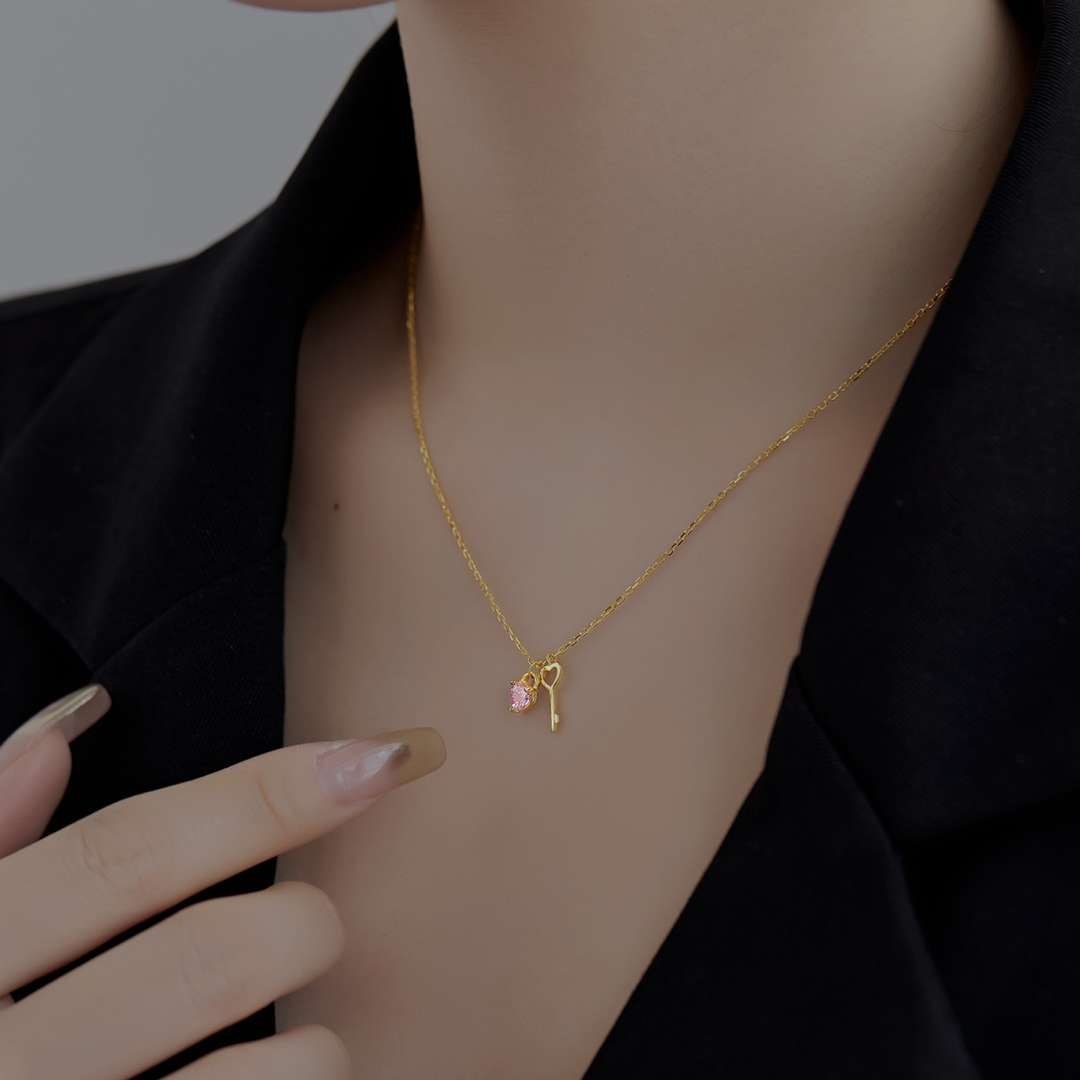 [Kismet Jewels ]Unique Heart Shape Key Pendent Necklace