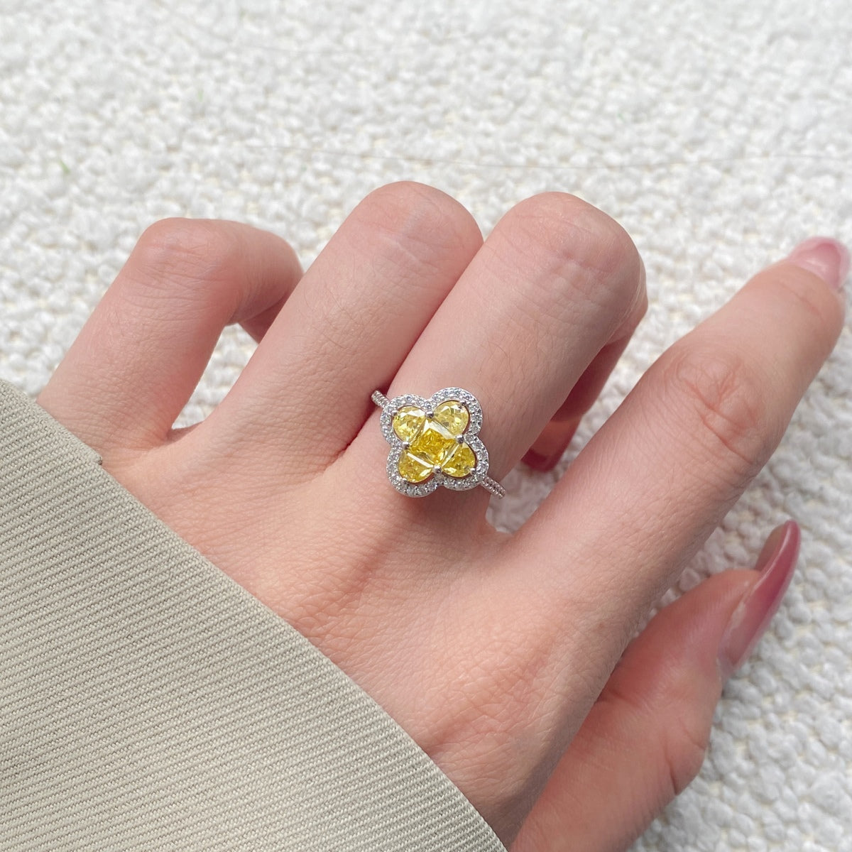 [Kismet Jewels ]Luxurious Eternity Flower Shape Banquet Ring