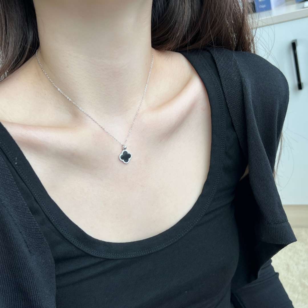 [Kismet Jewels ]Dainty Flower Shape Necklace