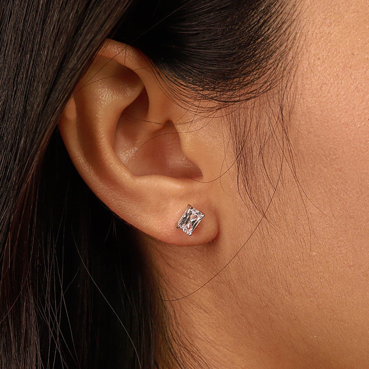 [Kismet Jewels ]Stylish Shiny Rectangular Center Stone Stud Earrings