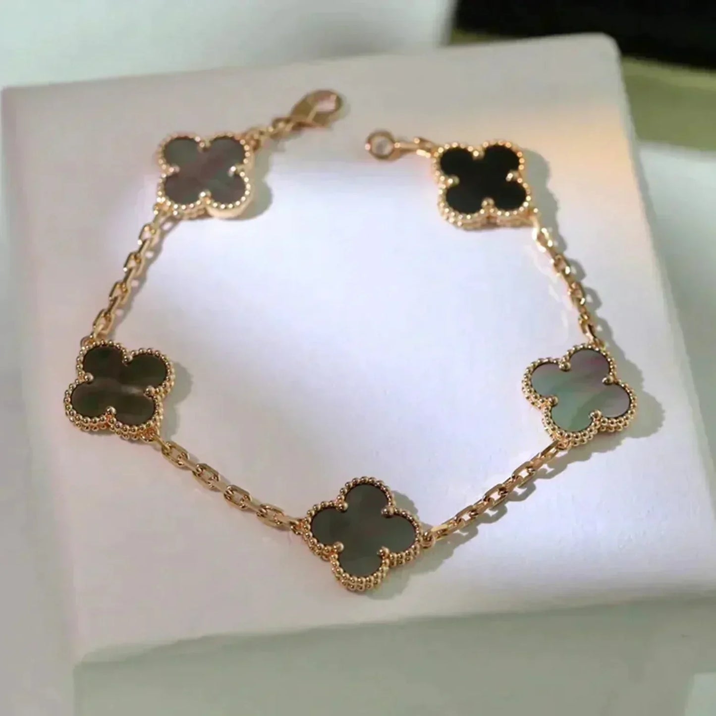 [Kismet Jewels ]CLOVER 5 MOTIF GRAY MOP  BRACELET
