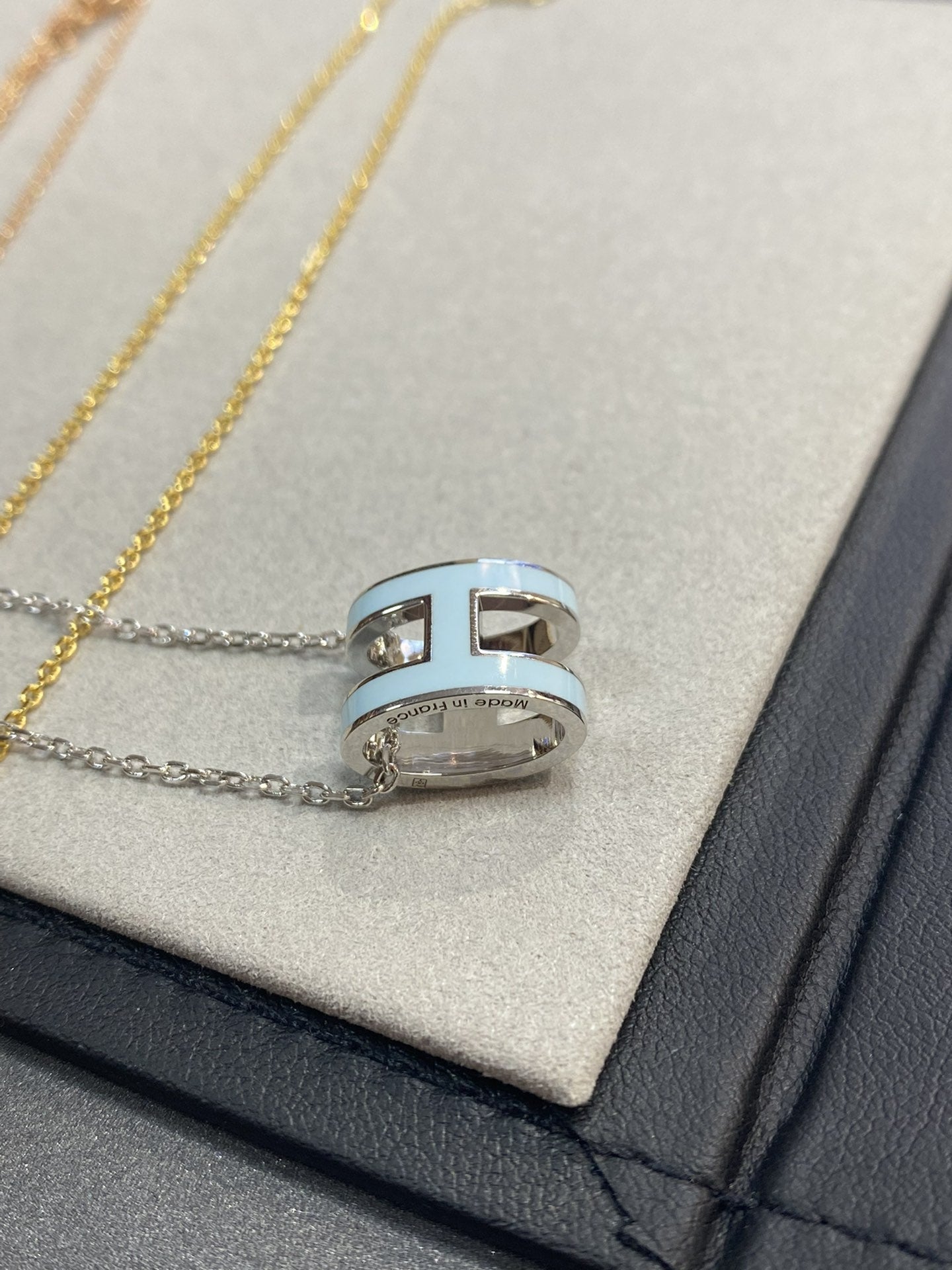 [Kismet Jewels ]POP H LIGHT BLUE NECKLACE