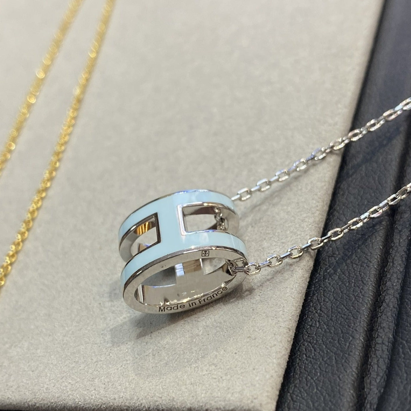 [Kismet Jewels ]POP H LIGHT BLUE NECKLACE