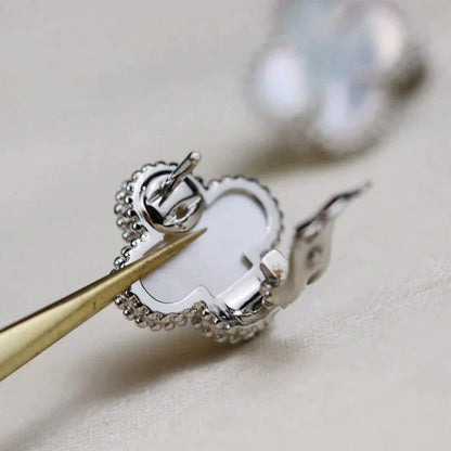 [Kismet Jewels ]CLOVER MEDIUM 1 MOTIFS  WHITE MOP EARRINGS SILVER