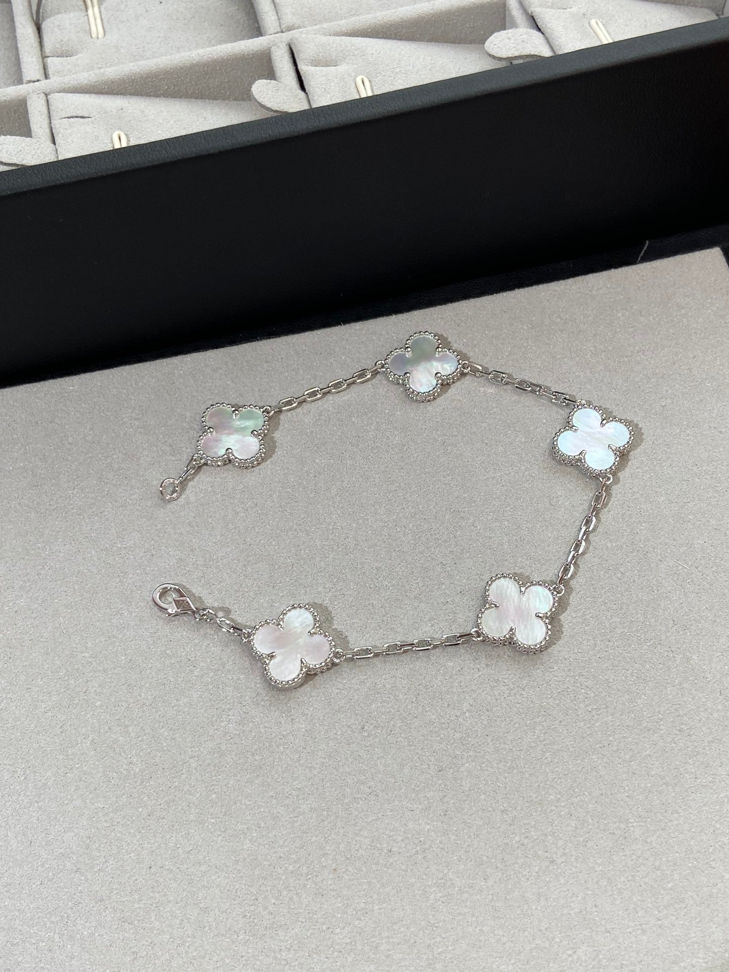 [Kismet Jewels ]CLOVER SILVER MOP 5 MOTIF BRACELET