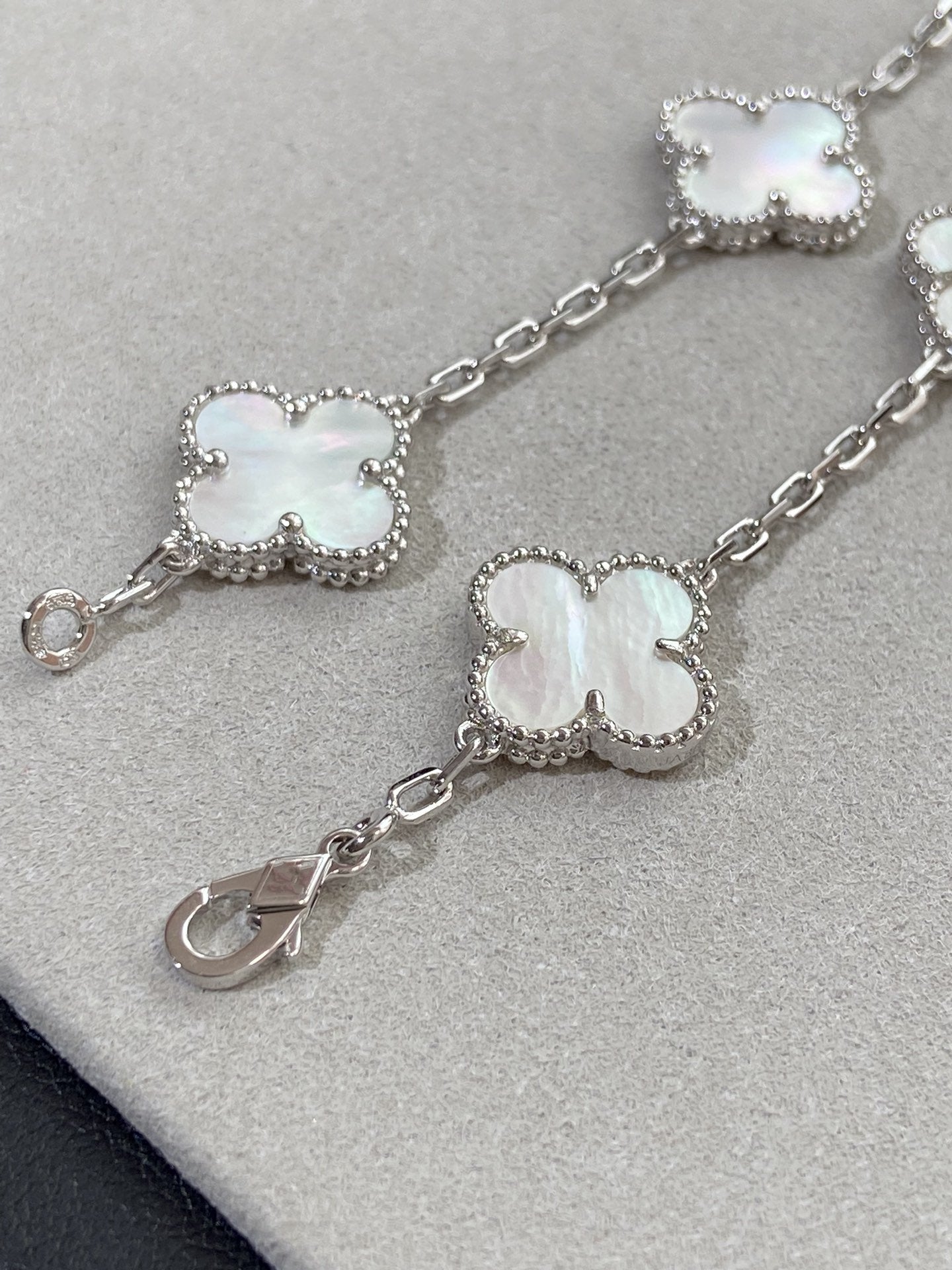[Kismet Jewels ]CLOVER SILVER MOP 5 MOTIF BRACELET