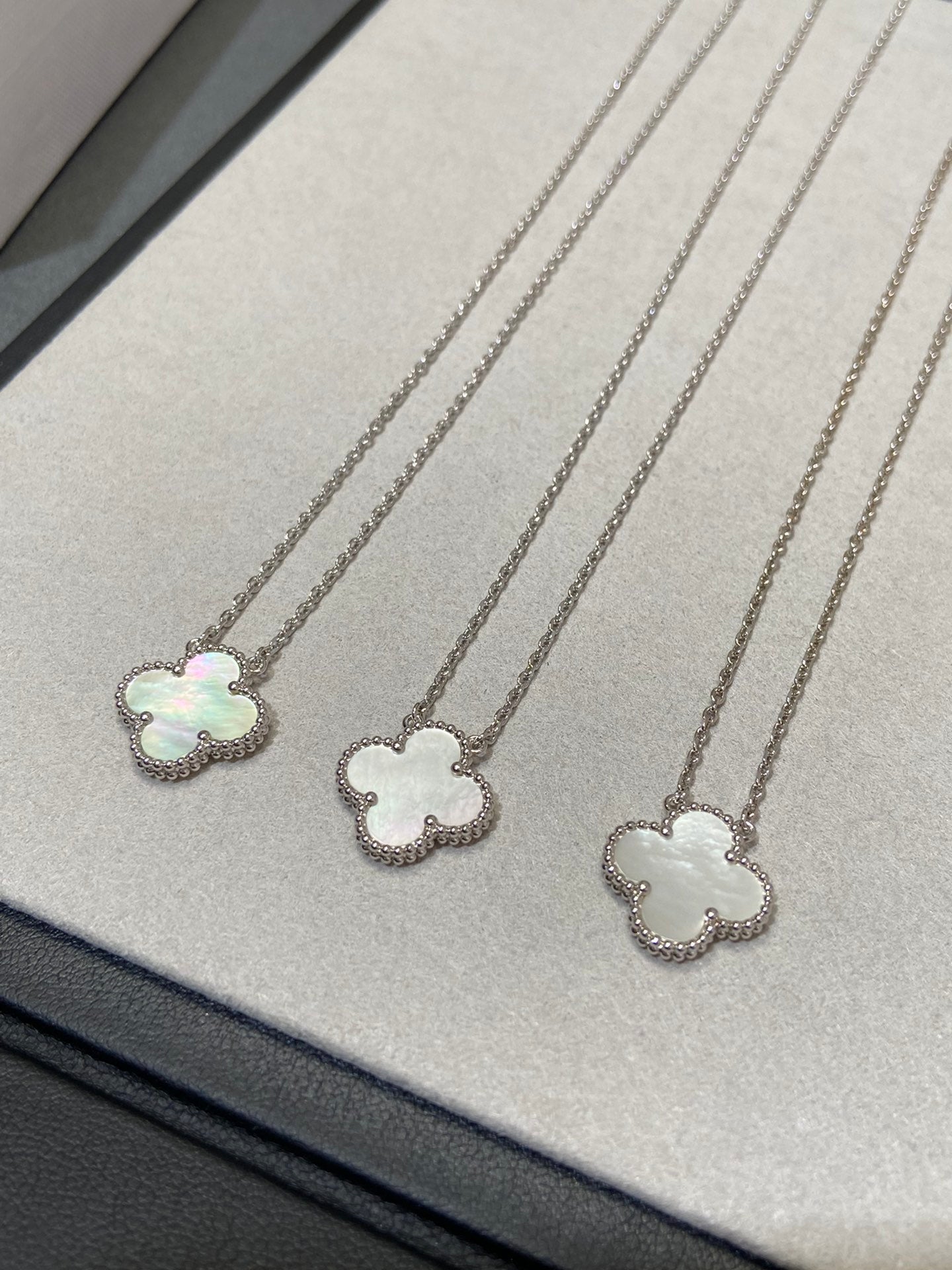 [Kismet Jewels ]CLOVER MEDIUM SILVER WHITE MOP NECKLACE