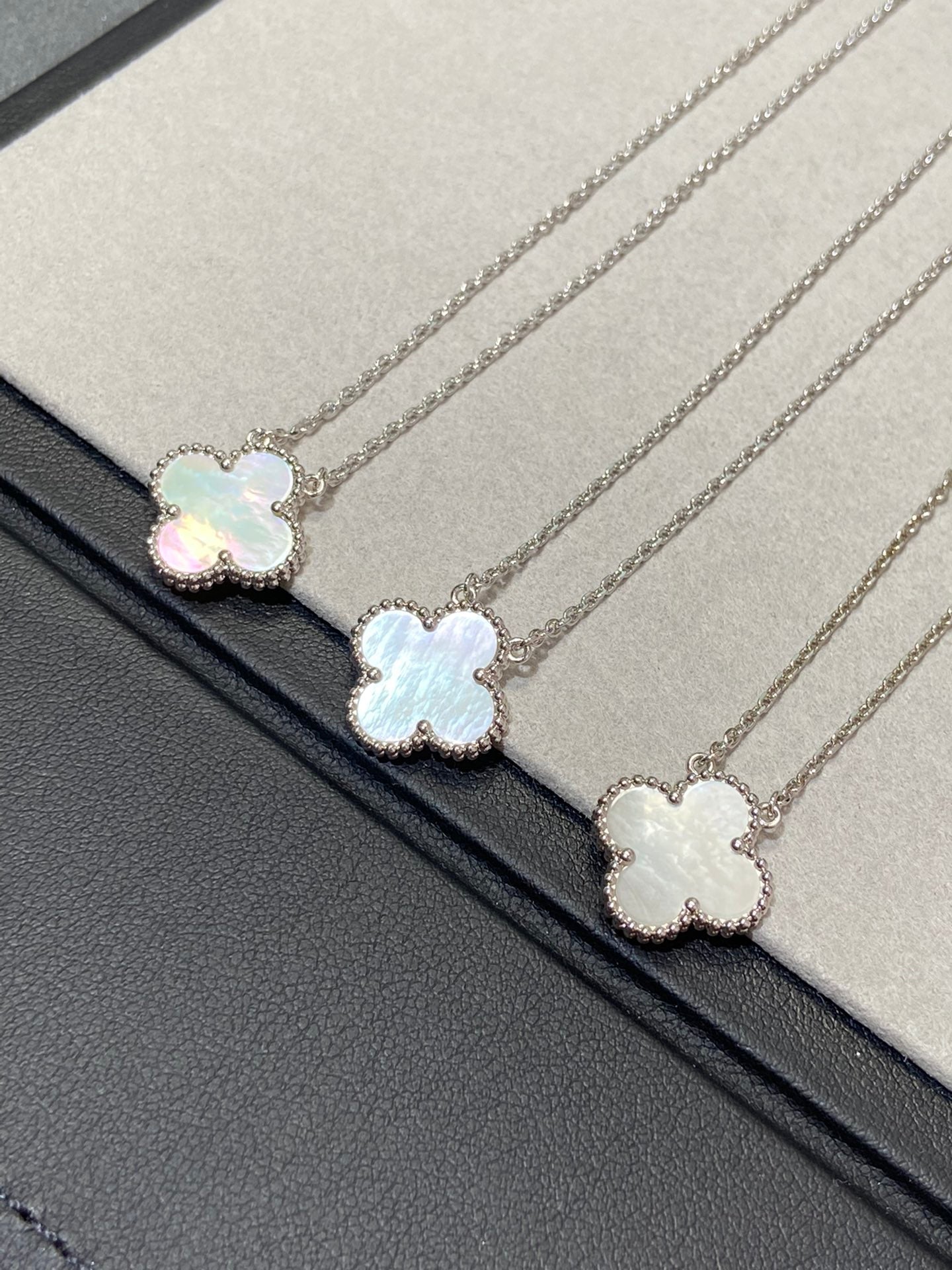 [Kismet Jewels ]CLOVER MEDIUM SILVER WHITE MOP NECKLACE