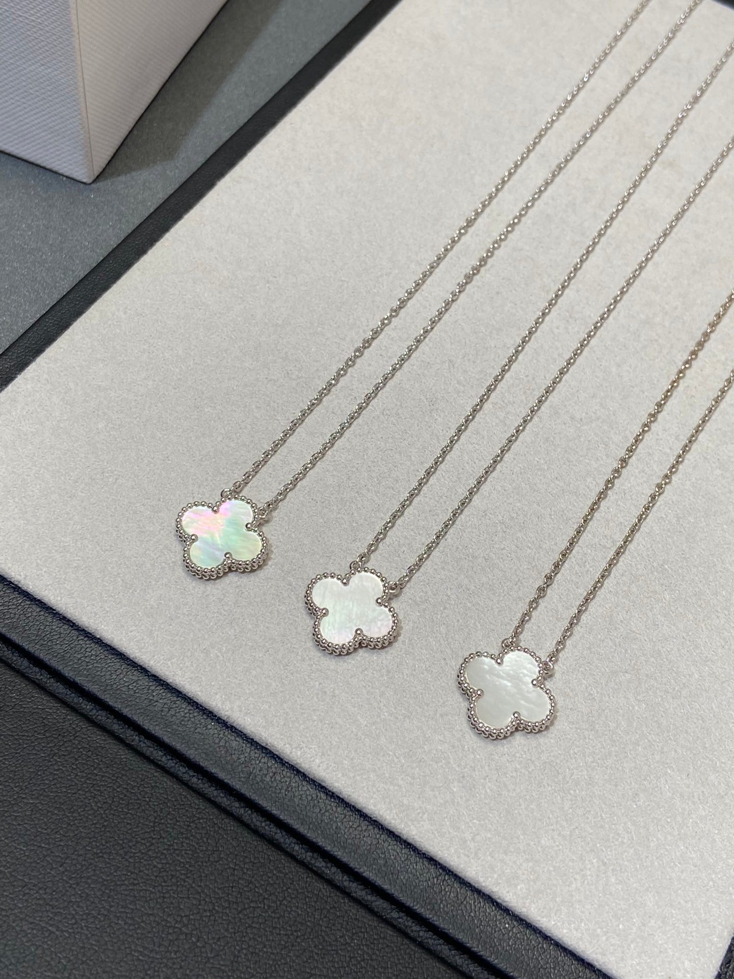 [Kismet Jewels ]CLOVER MEDIUM SILVER WHITE MOP NECKLACE
