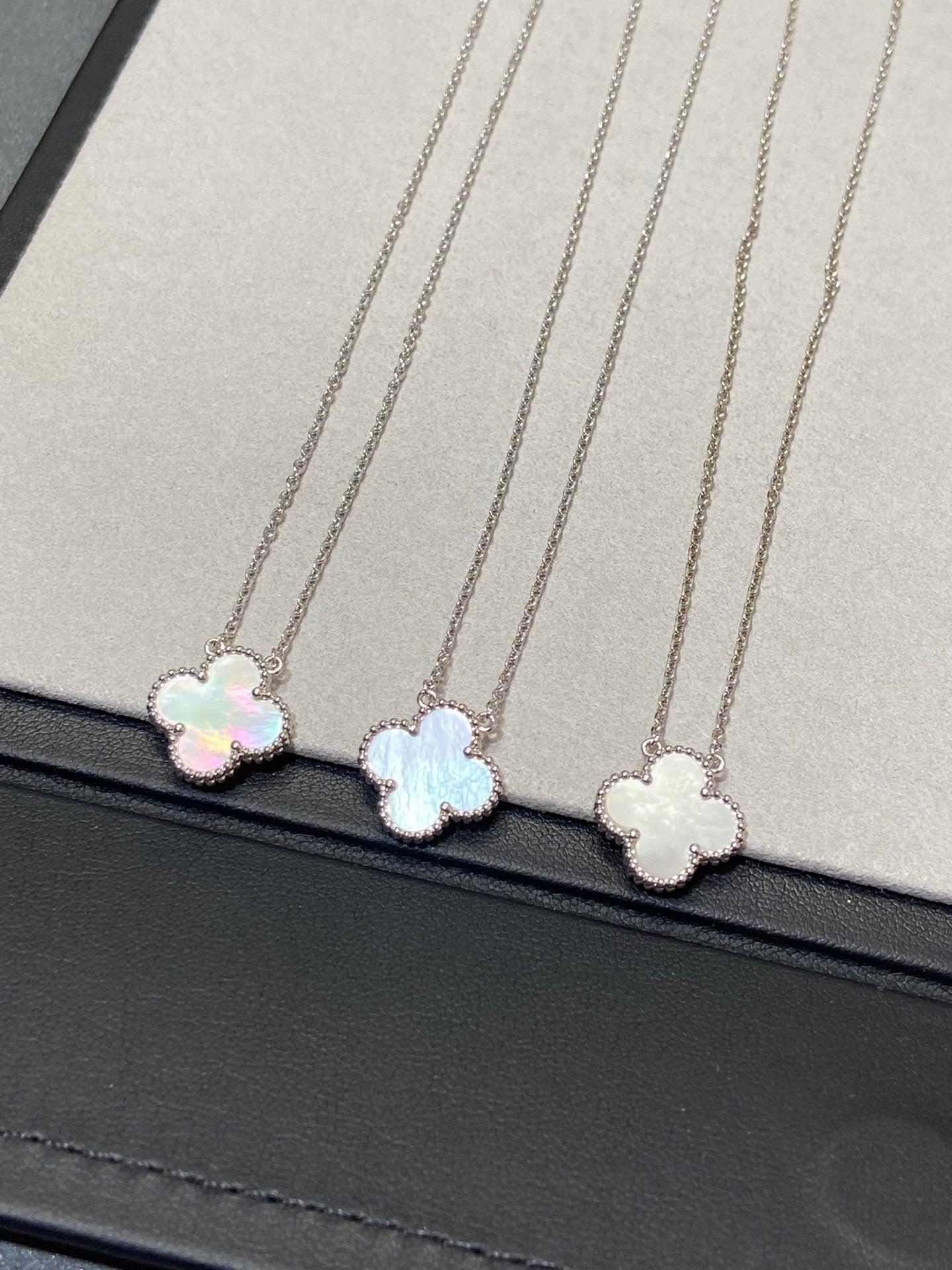 [Kismet Jewels ]CLOVER MEDIUM SILVER WHITE MOP NECKLACE