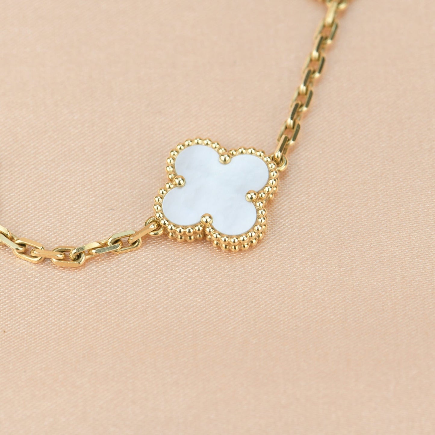 [Kismet Jewels ]CLOVER  5 MOTIF WHITE MOP BRACELET