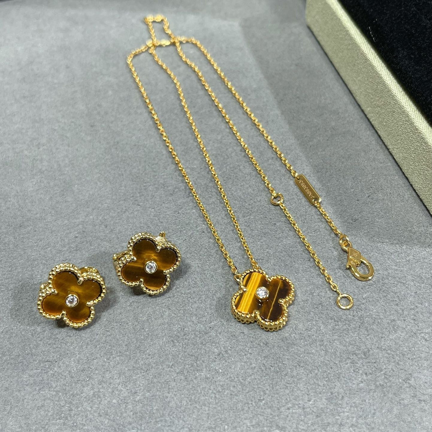 [Kismet Jewels ]CLOVER 15MM DIAMOND AND YELLOW TIGER'S EYE AGATE necklace