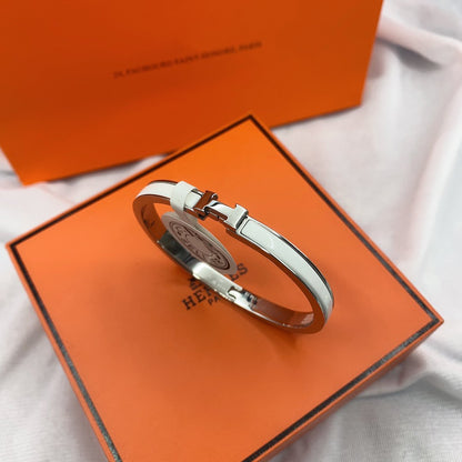 [Kismet Jewels ]CLASSIC HM CLIC WHITE 8MM ENAMEL BRACELET