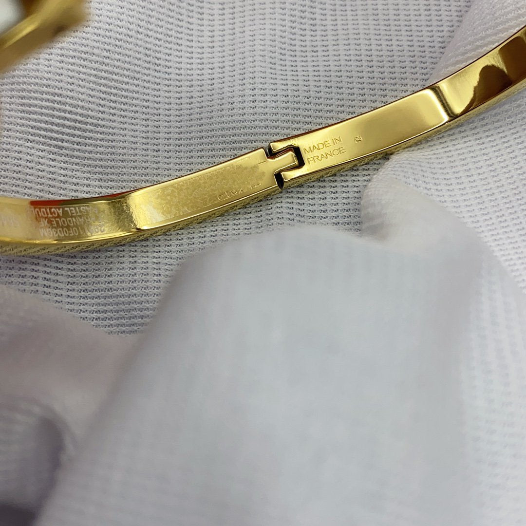 [Kismet Jewels ]CLASSIC HM CLIC WHITE 8MM ENAMEL BRACELET