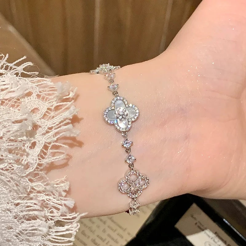 [Kismet Jewels ]CLOVER 5 MOTIF PINK BLUE RED WHITE BRACELET