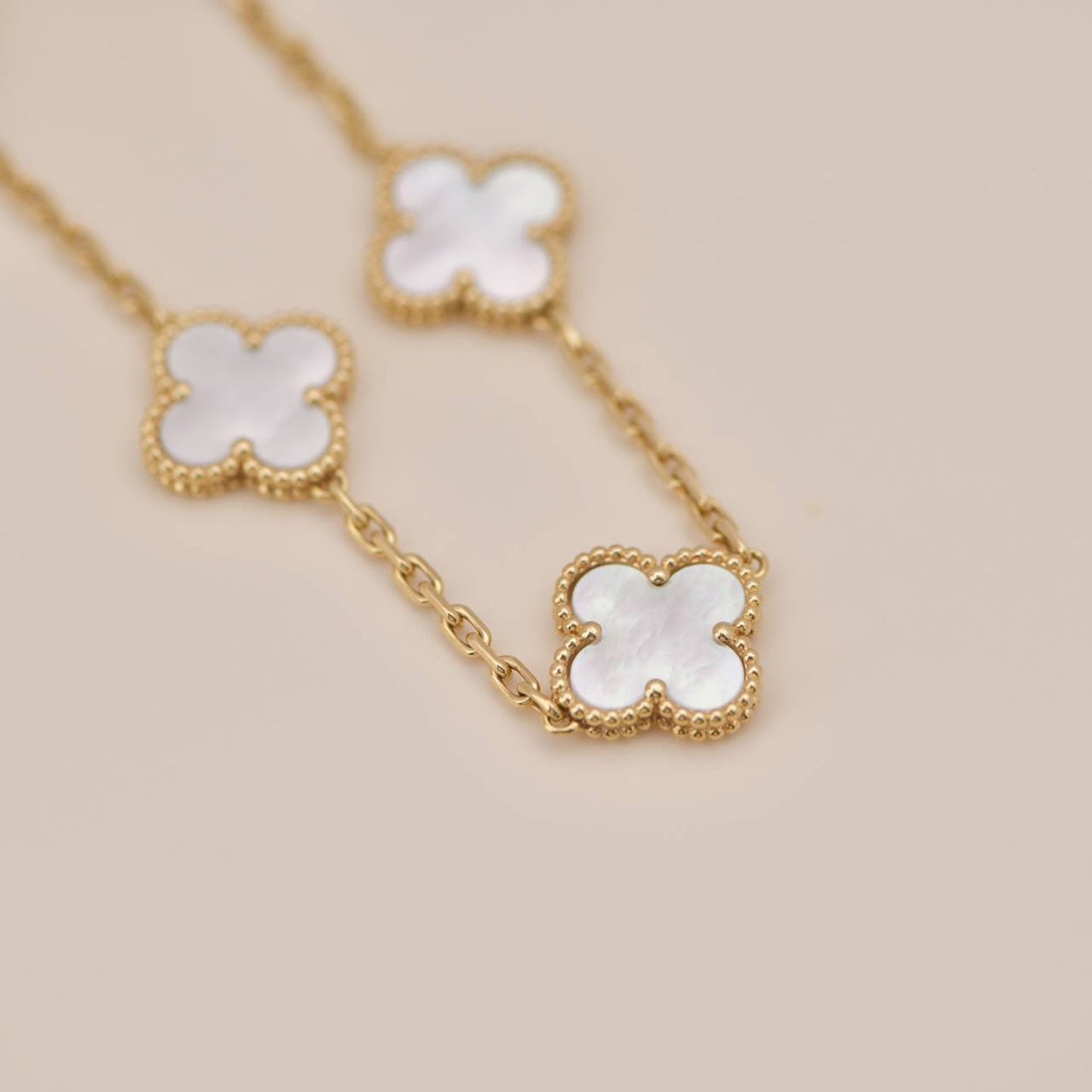 [Kismet Jewels ]CLOVER  5 MOTIF WHITE MOP BRACELET